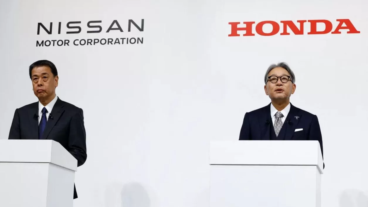 Макото Учида, президент и главный исполнительный директор Nissan, и Тошихиро Мибе, президент Honda, проводят совместную пресс-конференцию относительно переговоров о слиянии компаний в Токио / Фото: Reuters