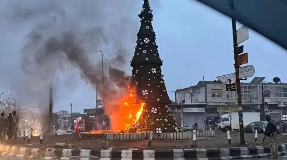 Спалення різдвяної ялинку / Фото з відкритих джерел