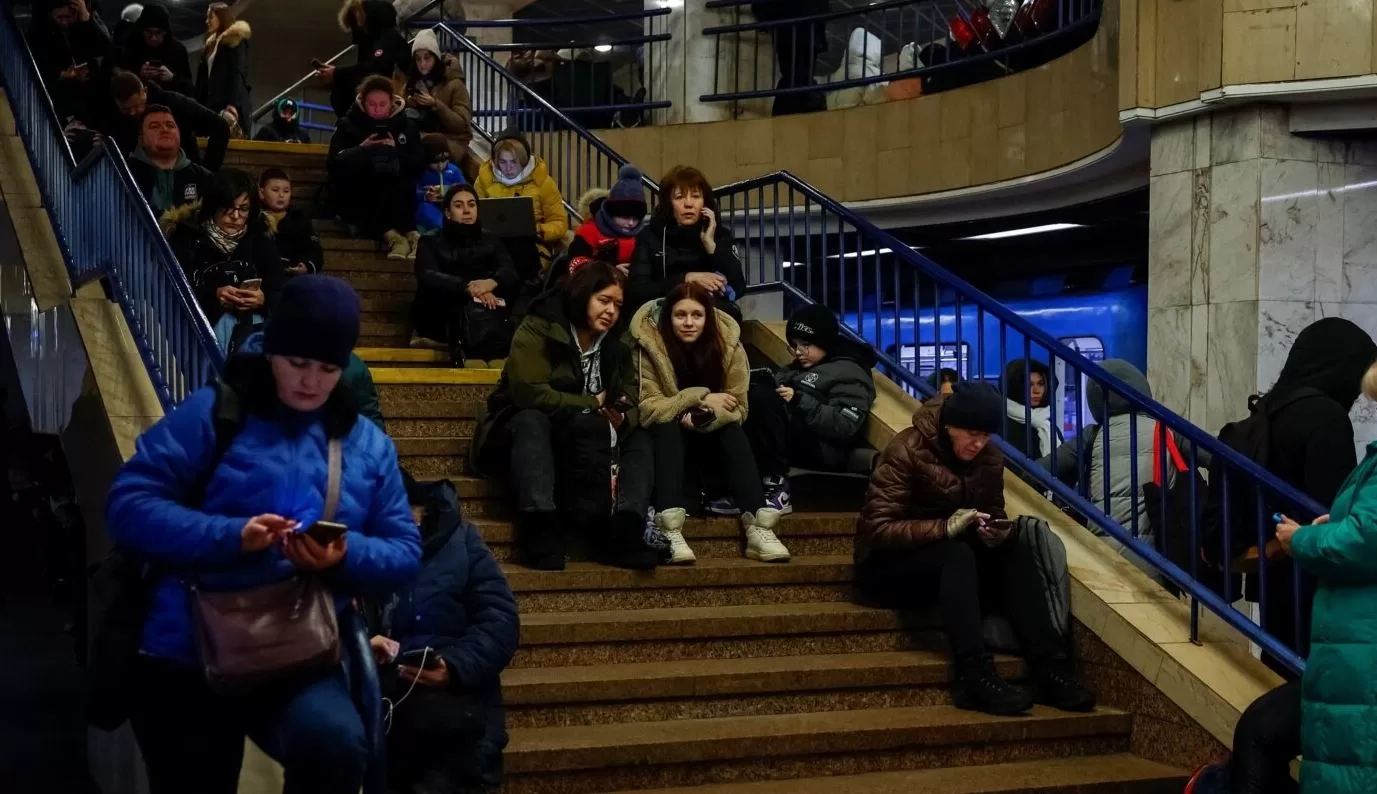 Люди прячутся внутри станции метро во время российской атаки, Киев / Фото: Reuters