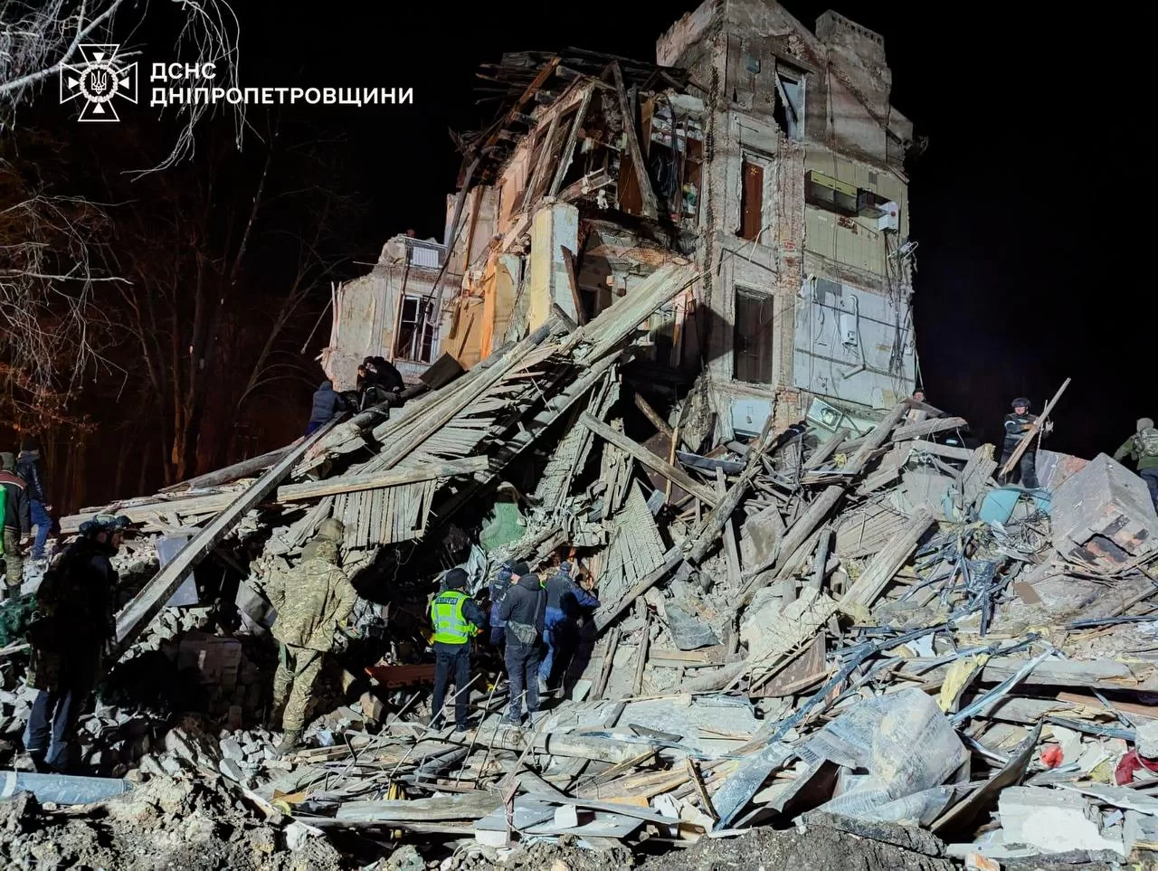 Пошкоджений будинок внаслідок ракетної атаки у Кривому Розі / Фото: ДСНС
