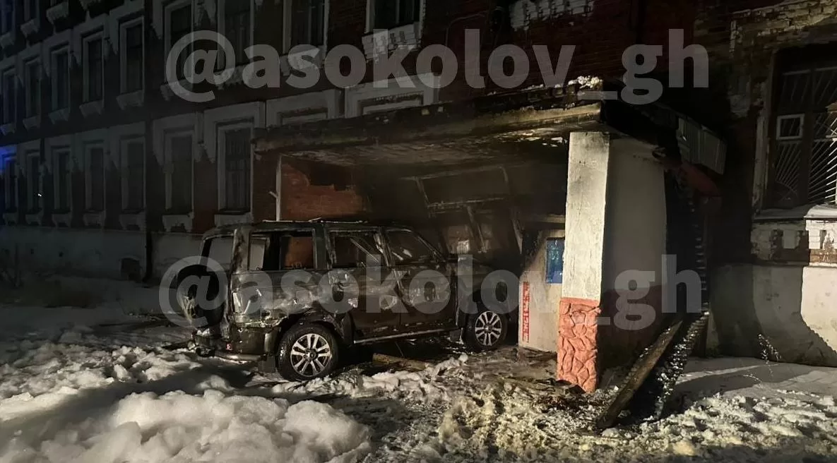 Згоріла втівка біля воходу у російський військкомат / Фото: Олексій Соколов