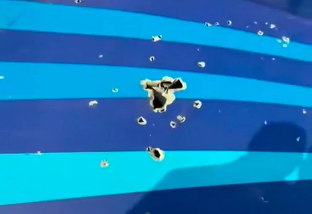 Дыры в фюзеляже азербайджанского пассажирского самолета / Скриншот с видео