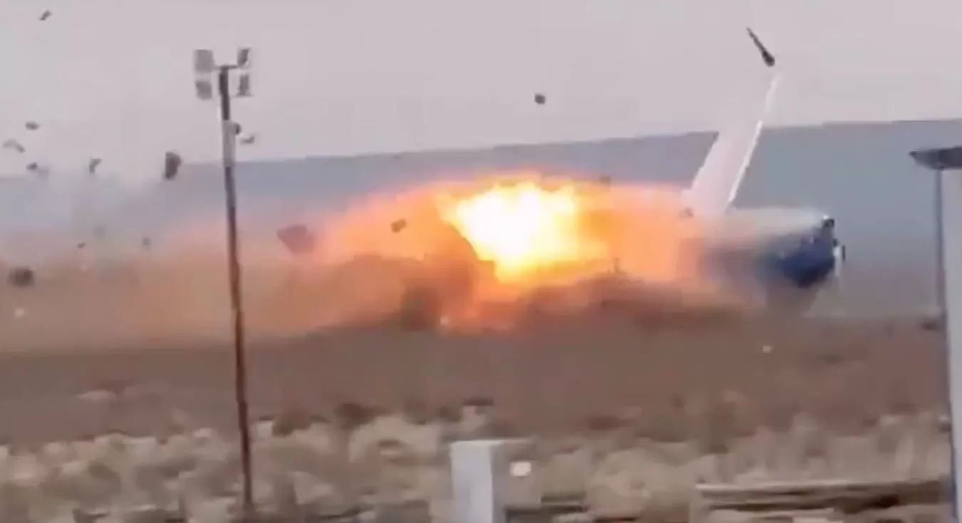 Катастрофа самолета Embraer 190 "Азербайджанских авиалиний" / Скриншот из видео