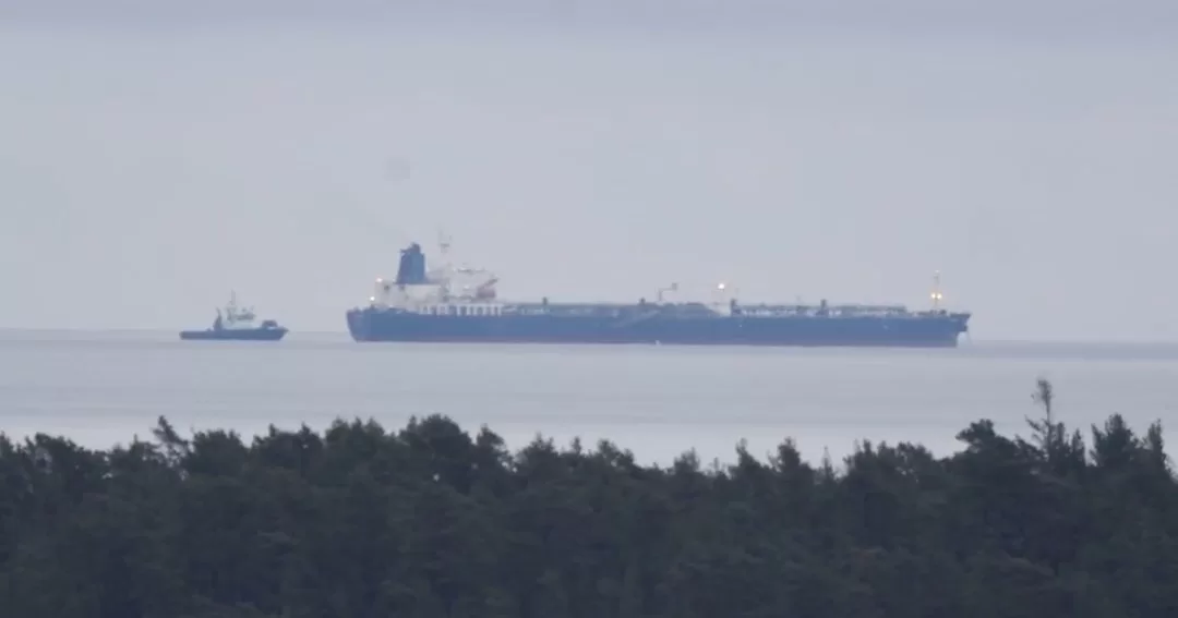 Танкер Eagle S перемещают в нефтяную гавань Килпилахти / Фото Lehtikuva