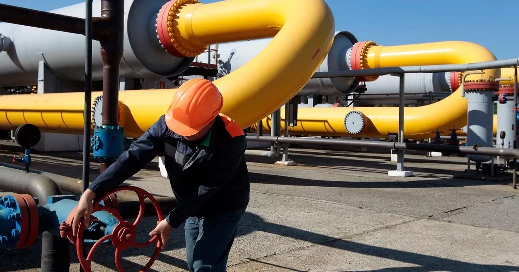 A worker tightens a valve at the Bilche-Volytsko-Uherske underground gas storage facility in Lviv region, 21 May 2014 / AP photo