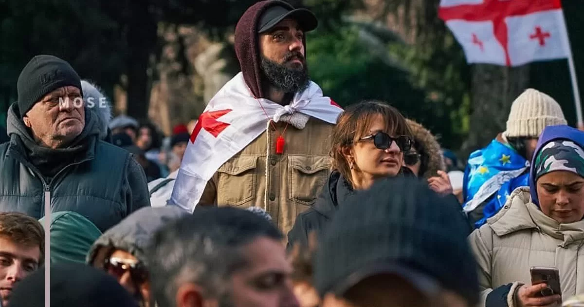 Натовп зібрався перед резиденцією законного президента Грузії Саломе Зурабішвілі на її підтримку / Фото Mtavari TV