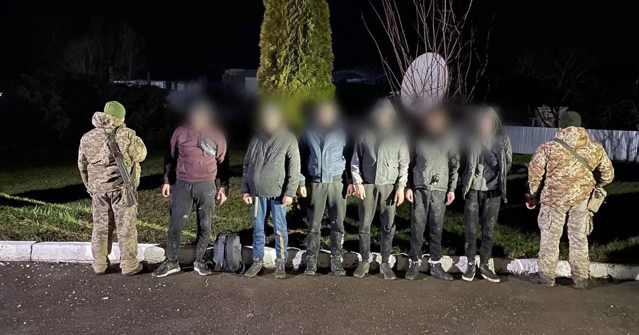 Шістьох чоловіків, які планували перепливати Тису щоб потрапити в Угорщину, затримали прикордонники відділу «Вилок» Мукачівського загону. Грудень 2024 / Фото ДПСУ