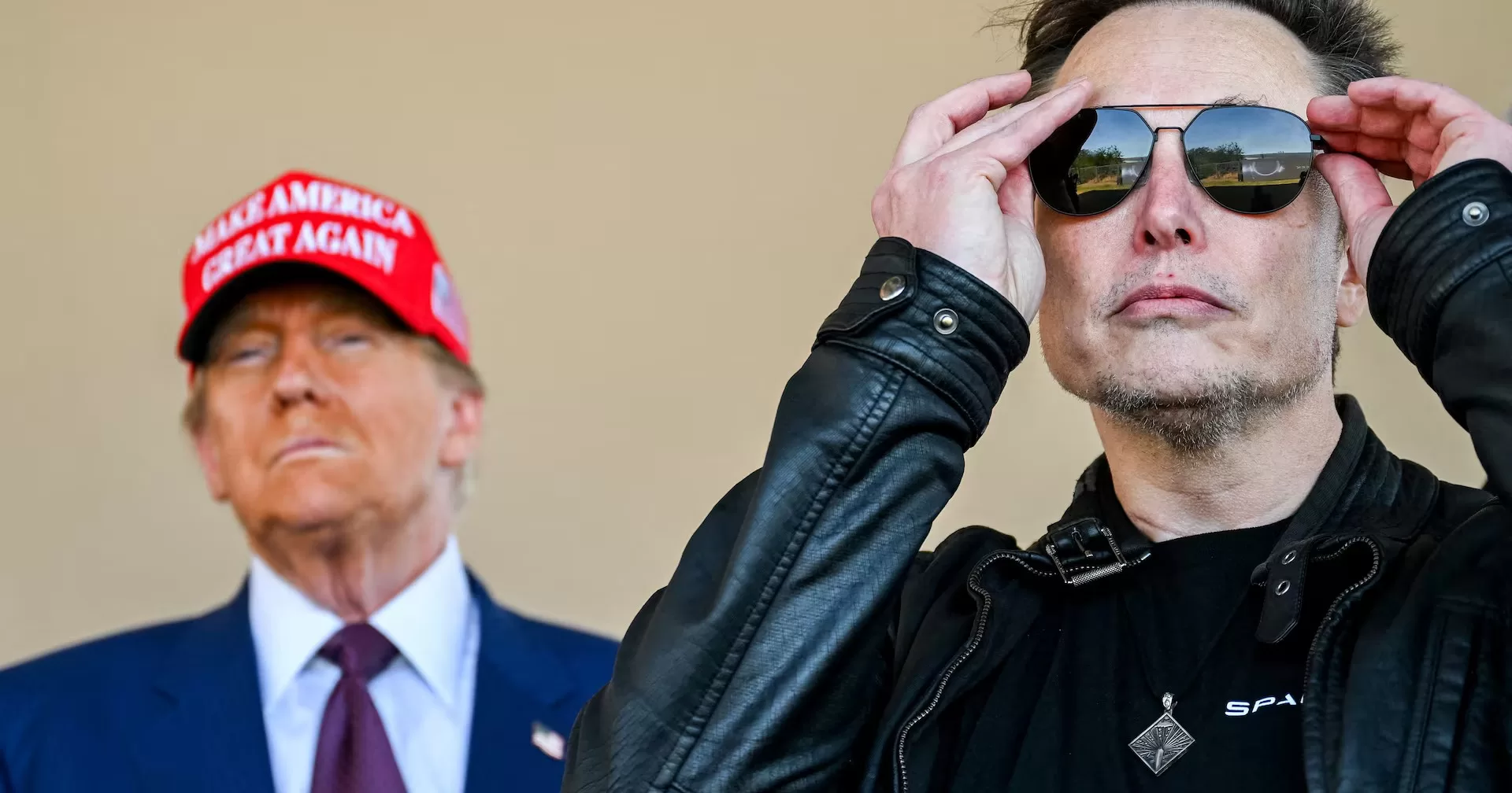 Избранный президент США Дональд Трамп и Илон Маск наблюдают за запуском шестого испытательного полета ракеты SpaceX Starship в Браунсвилле, штат Техас, США, 19 ноября 2024 года / Фото Reuters