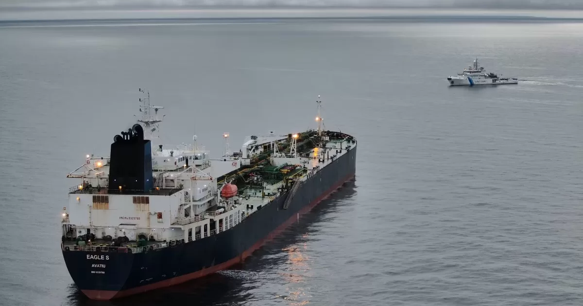 Нефтяной танкер Eagle S подозревается в повреждении кабеля Estlink 2 в Финском заливе. В субботу судно было переведено из Порккала в Порвоо /  Фото Rajavartiolaitos (Пограничная служба)