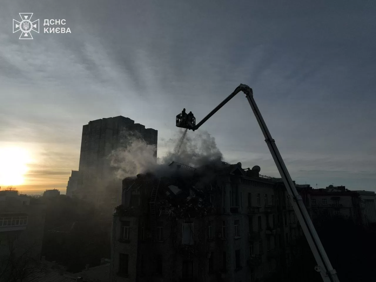 ДСНС ліквідовує пожежу після атаки на Київ 1 січня / Фото: ДСНС України