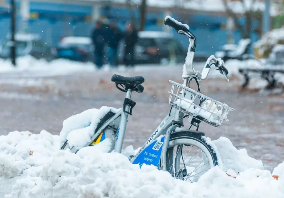 Засніжений прокатний велосипед у Києві / Фото: zaiarnyi_pasha/ instagram
