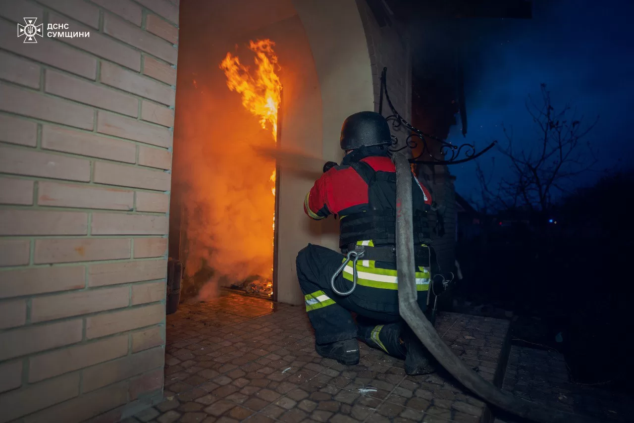Рятувальник на місці пожежі в Сумах / Фото: ДСНС України