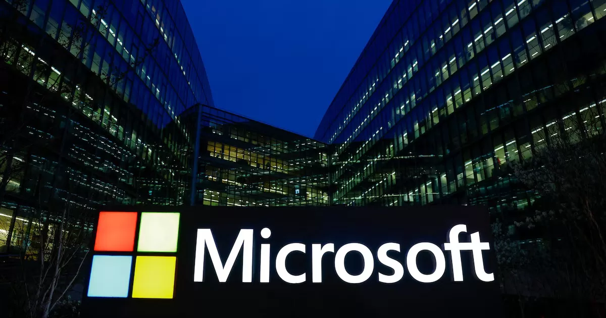 Логотип Microsoft на тлі офісу в Іссі-ле-Муліно під Парижем, Франція, 25 березня 2024 року / Фото Reuters