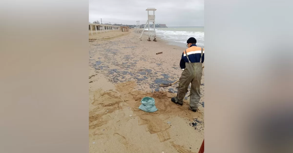 Мазут, розлитий у Чорному морі, досяг берегів Криму / Фото телеграм-канал Михайла Развожаєва