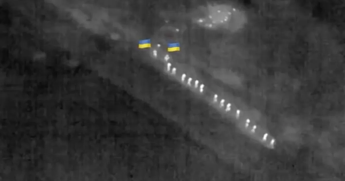 Двое наших десантников 79-й ОДШБр строем ведут российских солдат в плен / Скриншот видео