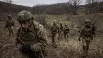 Засуджені, які добровільно зголосилися воювати в лавах збройних сил у рамках програми амністії, беруть участь у навчаннях зі стрільби та маневрування в Донецькій області / Фото The Washington Post