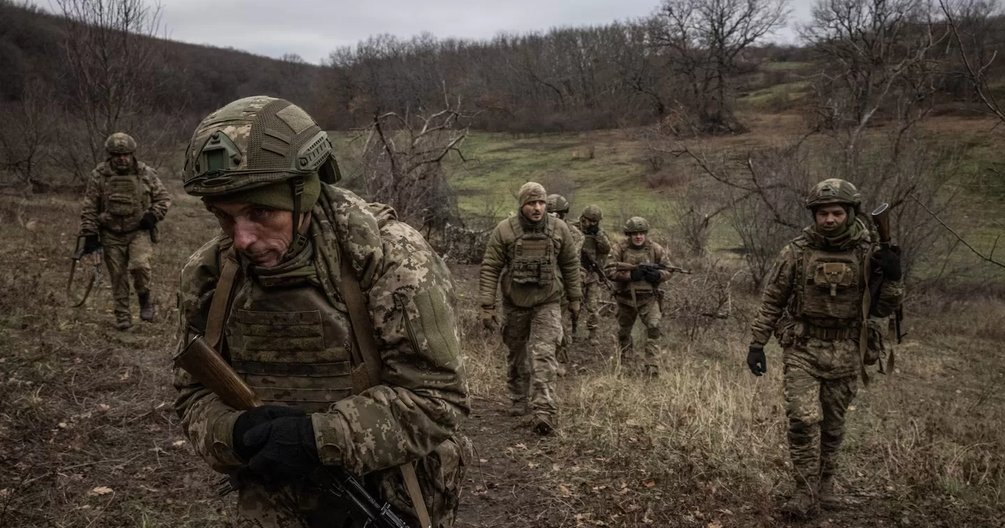 Засуджені, які добровільно зголосилися воювати в лавах збройних сил у рамках програми амністії, беруть участь у навчаннях зі стрільби та маневрування в Донецькій області / Фото The Washington Post