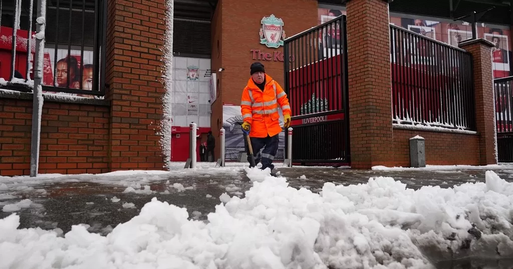 Матч Прем'єр-ліги між «Ліверпулем» і «Манчестер Юнайтед» раніше скасований через снігопад все ж таки відбудеться / Фото PA