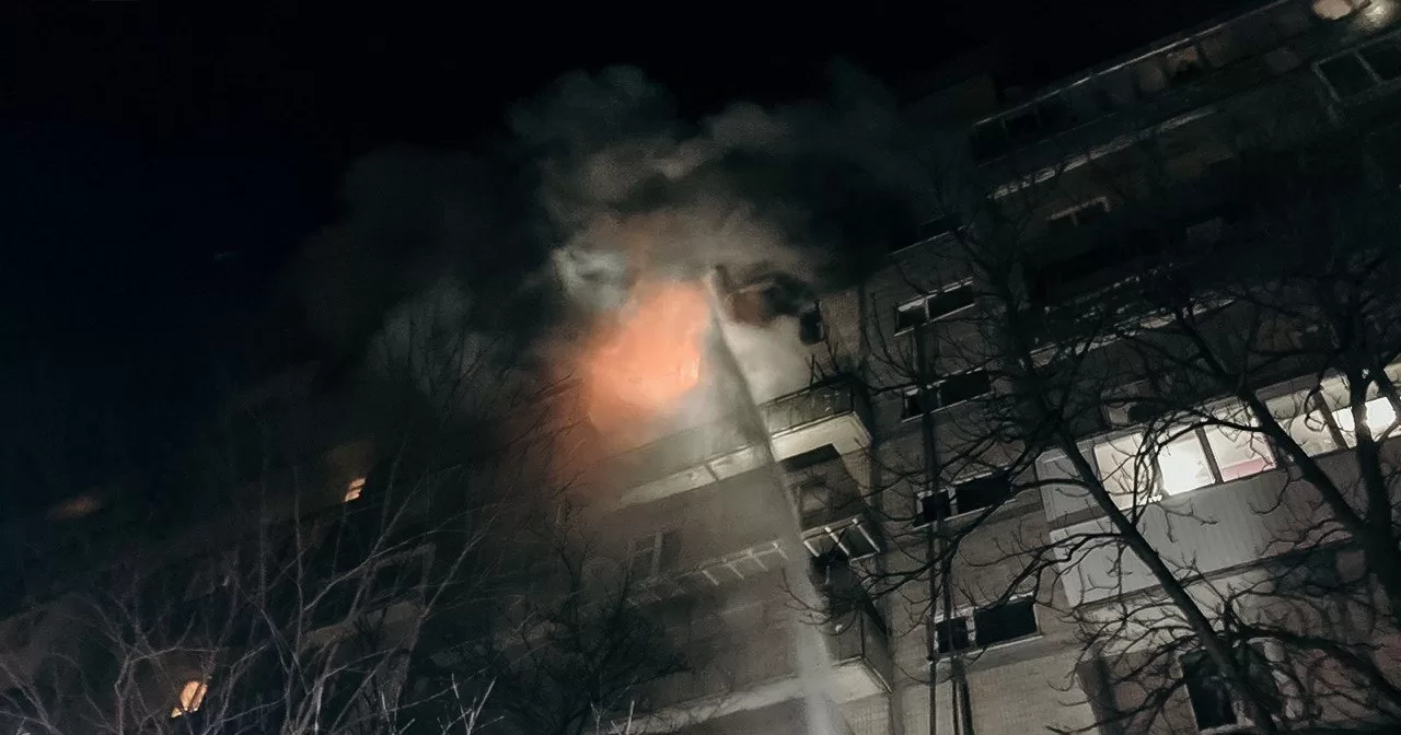 Гасіння пожежі ускладнювалось щільною запаркованістю прибудинкової території / Фото ДСНС