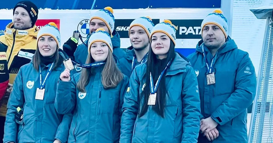 Команда украинских саночников во время награждения в Сигулде / Фото Федерация санного спорта Украины