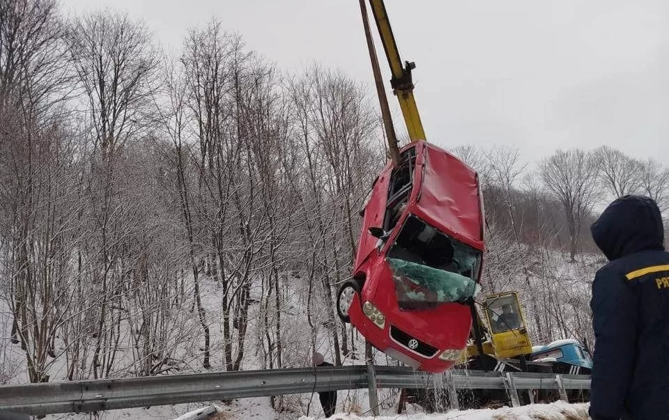Автівка після падіння у річку у Рахівському районі / Фото: Поліція Закарпаття
