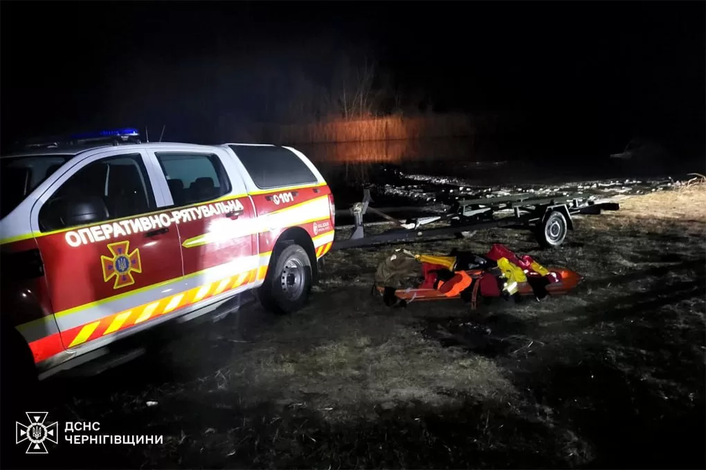 На Чернігівщині шукають чоловііка та хлопчика, які провалилися під лід / Фото: ДСНС України