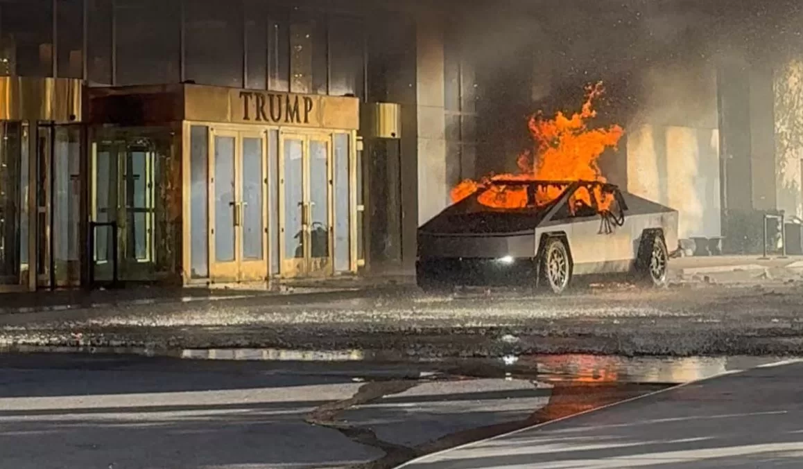 Палаюча Tesla Cybertruck біля готелю Трампа / Фото: Reuters