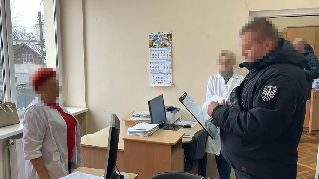 Работники ГБР проверяют МСЭК / Фото: ГБР