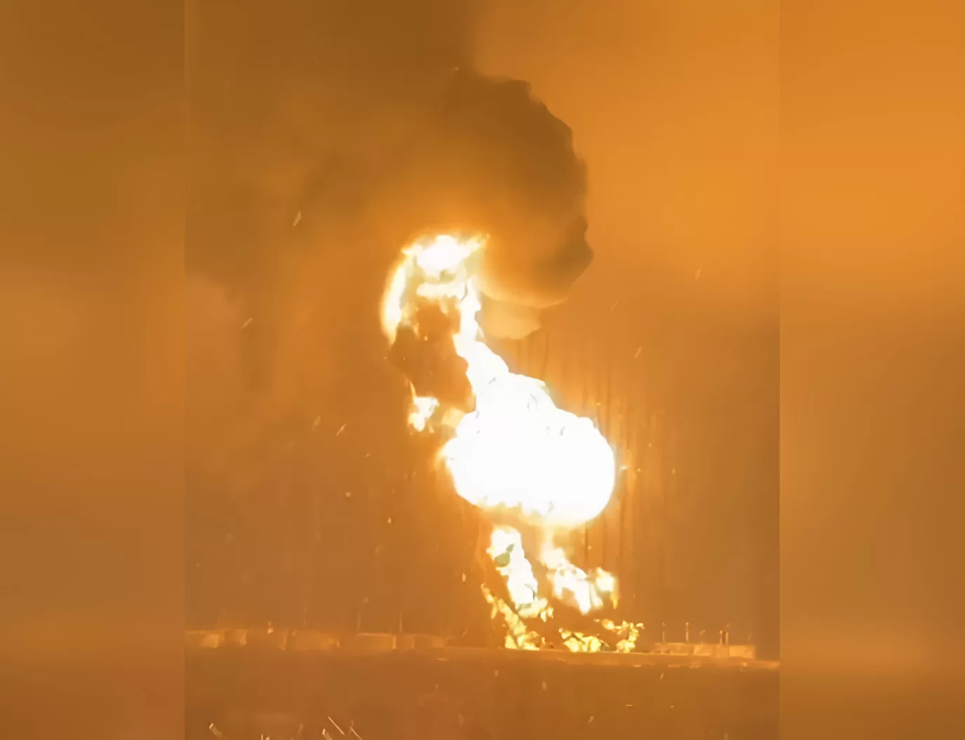 Пожар на НПС в Энгельсе, РФ / Фото: РосСМИ