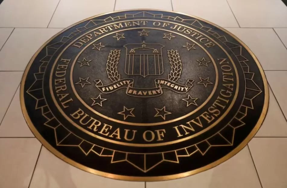 Эмблема Федерального бюро расследований в штаб-квартире в Вашингтоне / Фото: Reuters