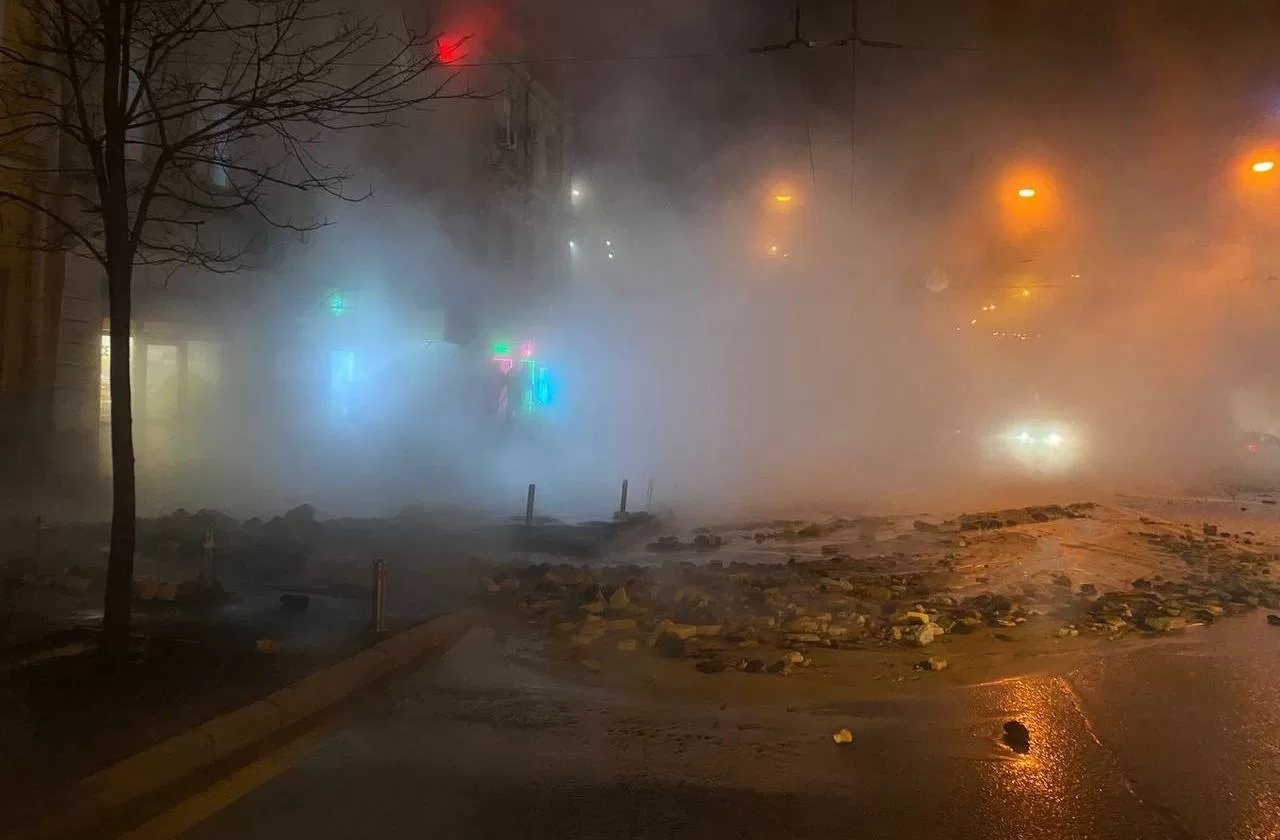 Вулиці біля вокзалу в Києві затопило окропом / Фото: Патрульна поліція Києва