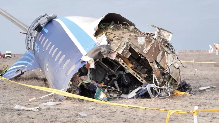 Обломки азербайджанского самолета Azerbaijan Airlines Embraer 190 / Фото: AP