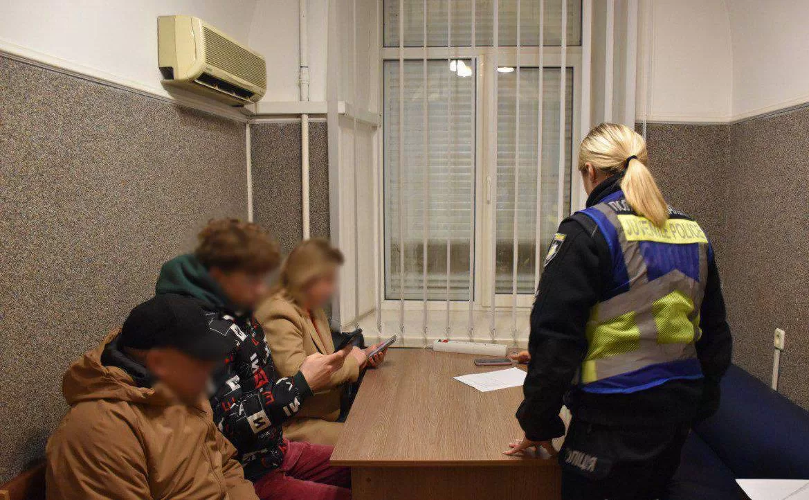 Задержанный любитель русских песен с родителями / Фото: Полиция Киева