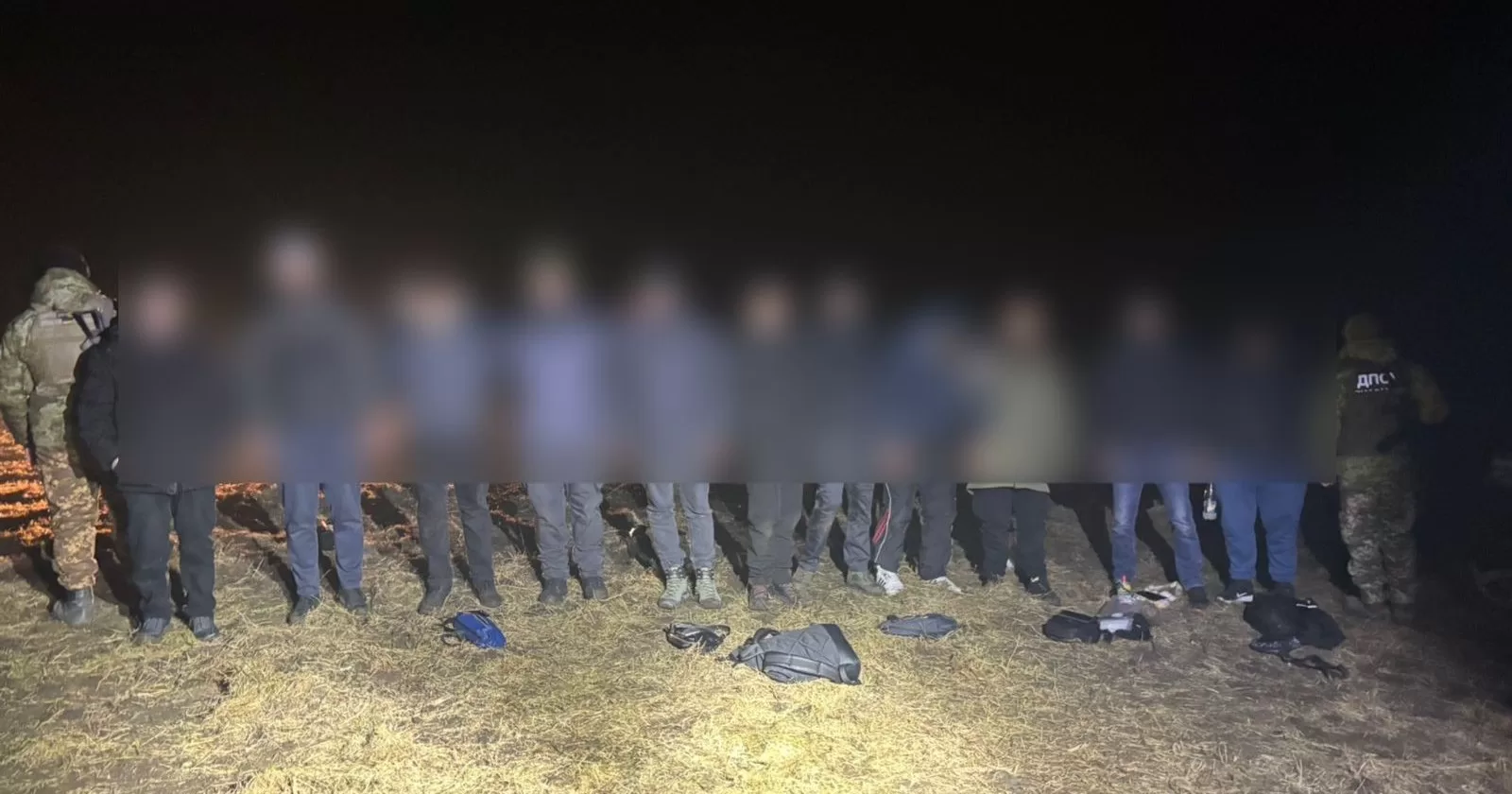 В Одесской области пограничники остановили авто, до отказа заполненное мужчинами. Водитель и 10 пассажиров планировали незаконно пересечь границу с Молдовой / Фото ГПСУ