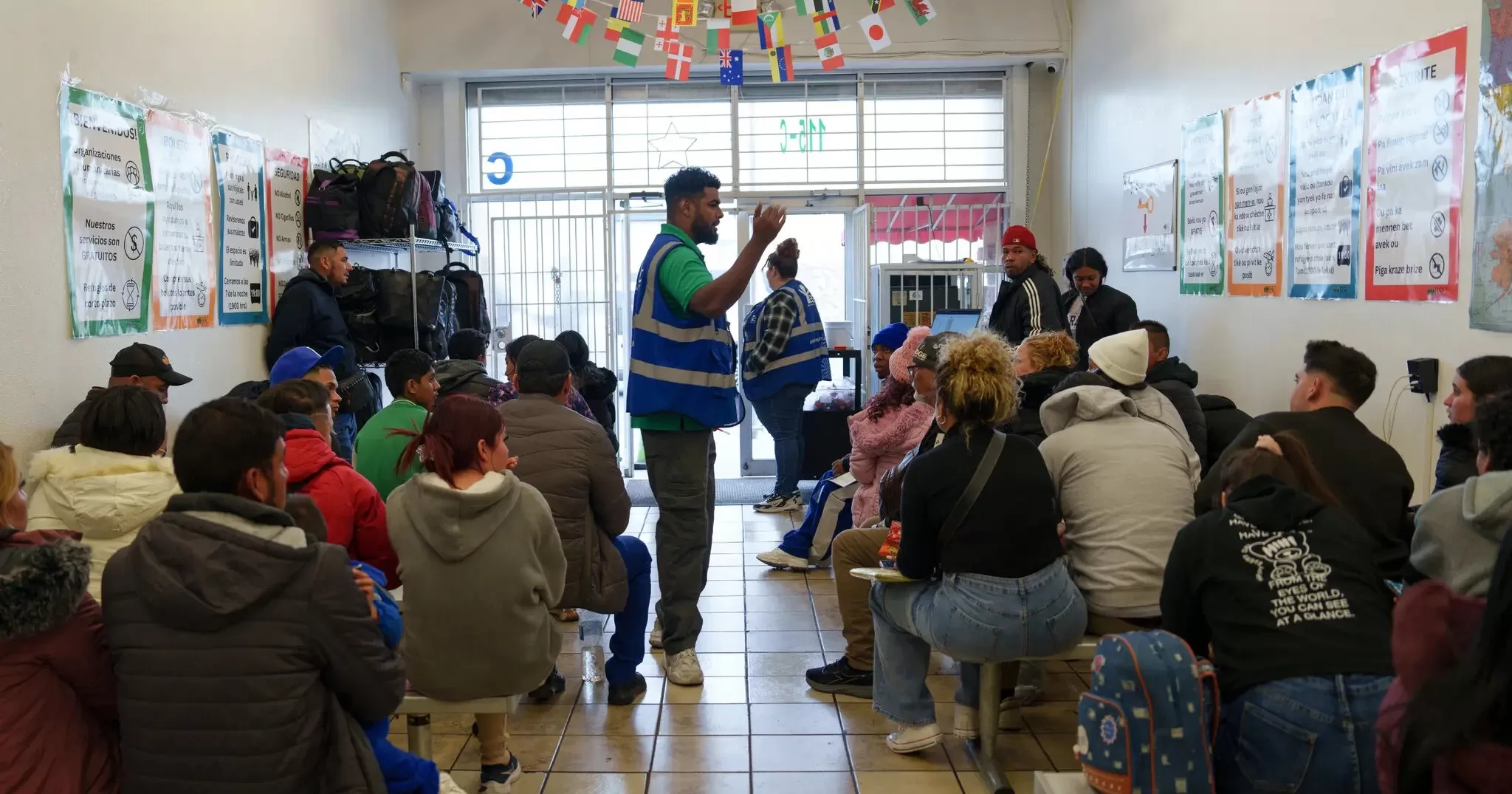 Мигранты в центре приема в Эль-Пасо / Фото NYT