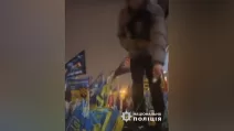 Поліція Києва та СБУ затримали киянина, який намагався пошкодити прапорці на Майдані Незалежності / Фото Нацполіція