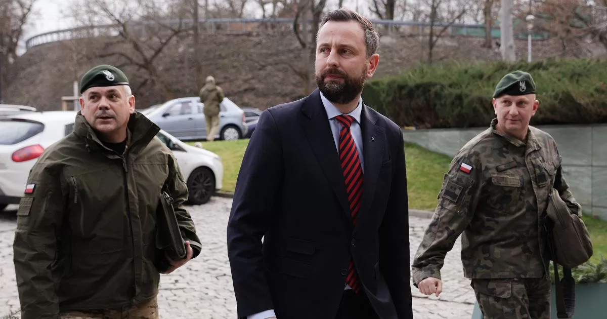 Глава Министерства обороны Владислав Косиняк-Камыш направляется на брифинг в Управление национальной безопасности, 29 декабря 2023 / Фото Wyborcza.pl