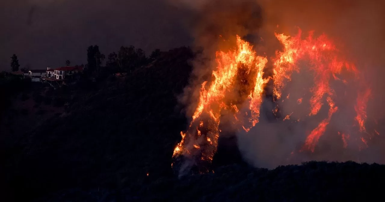 Дим і вогонь від пожежі в Палісейдс у районі Брентвуд у Лос-Анджелесі, 11 січня 2024 року / Фото Reuters