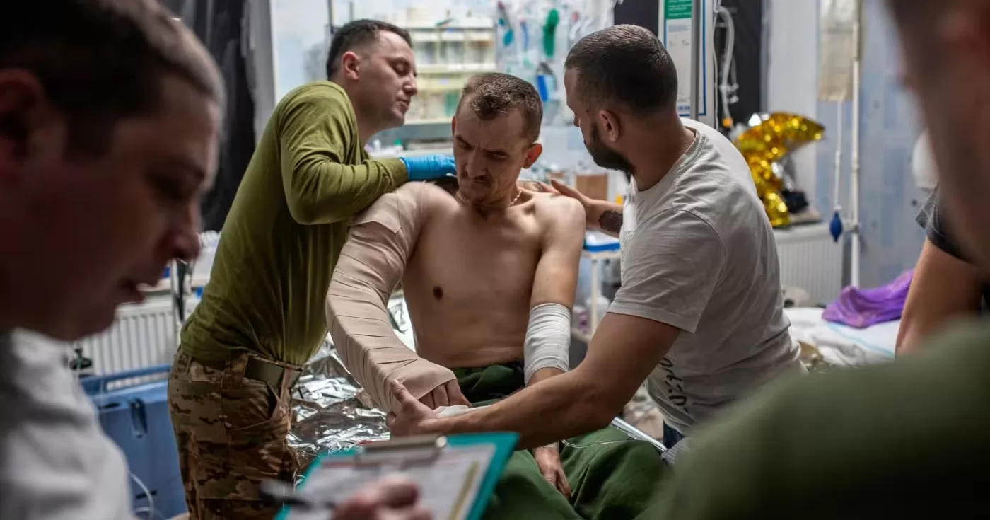 Медики оказывают первую помощь раненому украинскому солдату в лечебном центре в Днепропетровской области / Фото AP