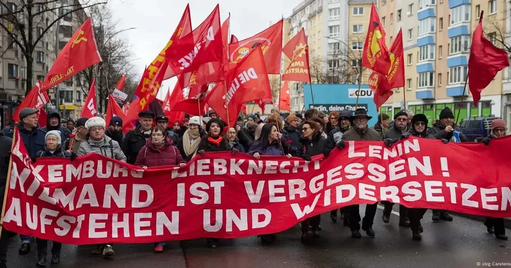 "Люксембург, Лібкнехт, Ленін. Ніхто не забутий! Повстаньте і чиніть опір!" - напис на плакаті ходи в Берліні. Архівне фото / Фото dpa