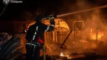 Рятувальник на місці пожежі після атаки дронів в Сумах / Фото: ДСНС Сумщини