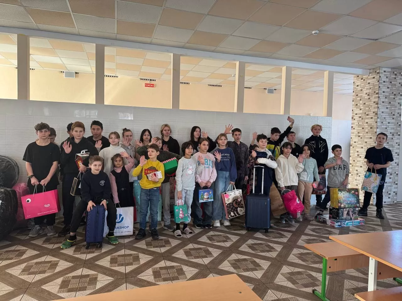 Група київських волонтерів привезла дітям Санаторної школи-інтернат І-ІІ ступенів №21 у Пущі-Водиці новорічні подарунки