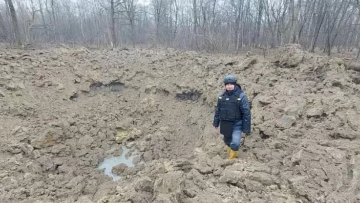 Рятувальник на місці обстрілу Фото ілюстративне: Максим Козицький