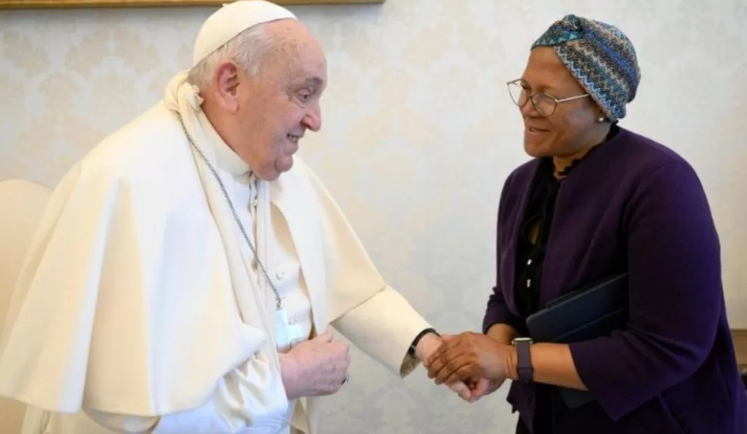 Папа Римський Франциск під час зустрічі з Носіфо Науска-Жан Єзіле / Фото: аресслужба Святого Престолу