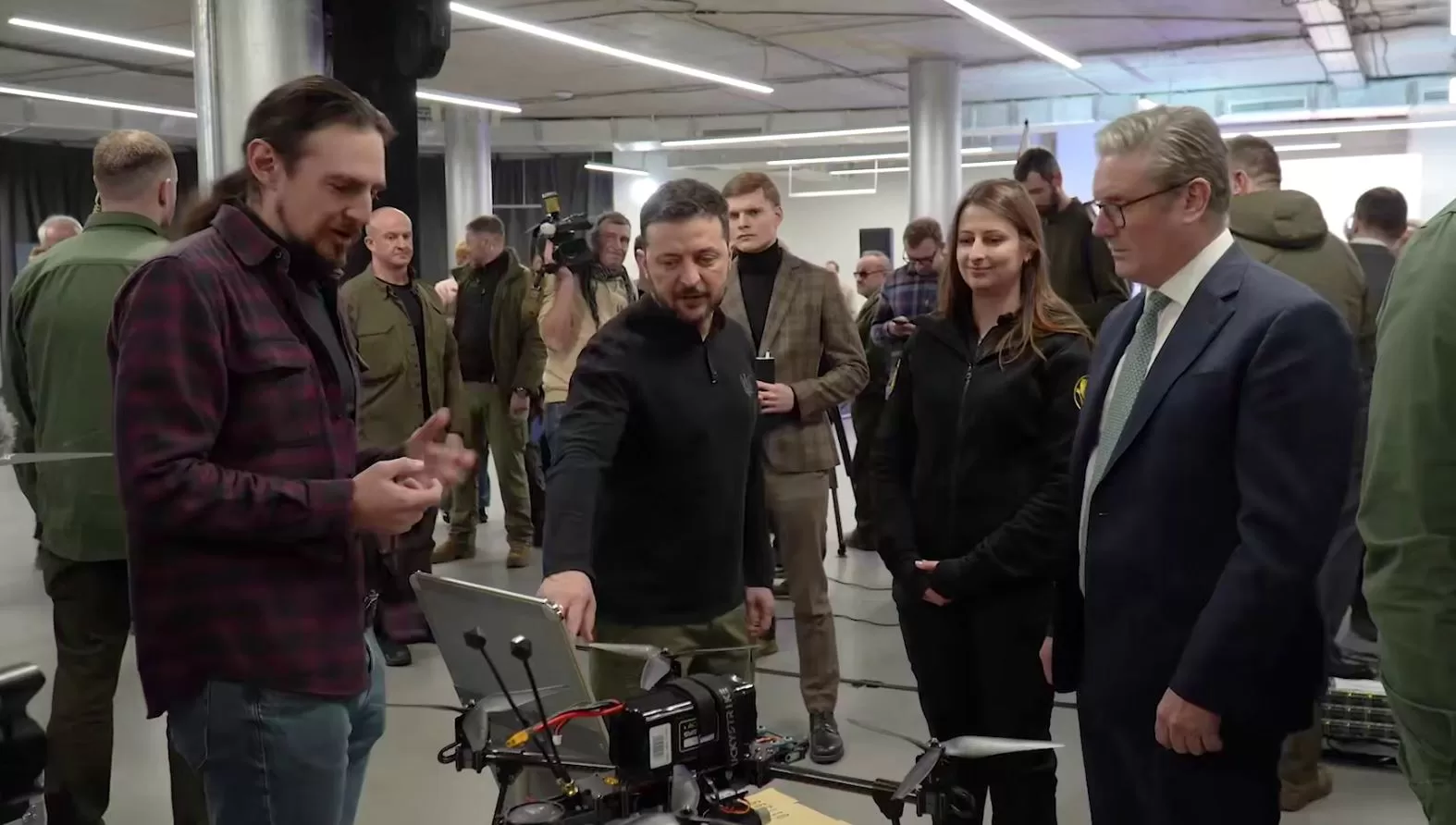 Президент Володимир Зеленський разом із Прем’єр-міністром Великої Британії Кіром Стармером оглядають дрони / Скриншот з відео
