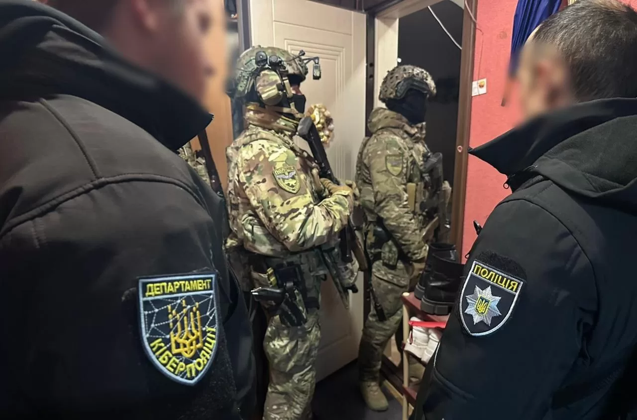 Поліція проводить масштабні обшуки у справах втечі за кордон військовозобов'язаних / Фото: Нацполіція