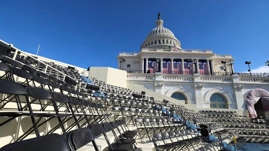 Пустые стулья на инаугурационной трибуне / Фото: REUTERS