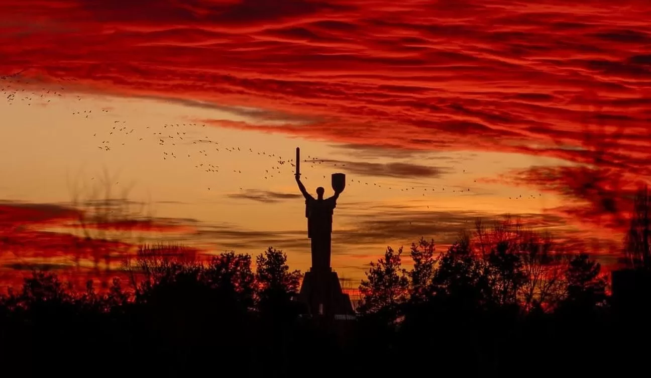Захоплюючий захід сонця у Києві / Фото: sstenemes/Instagram