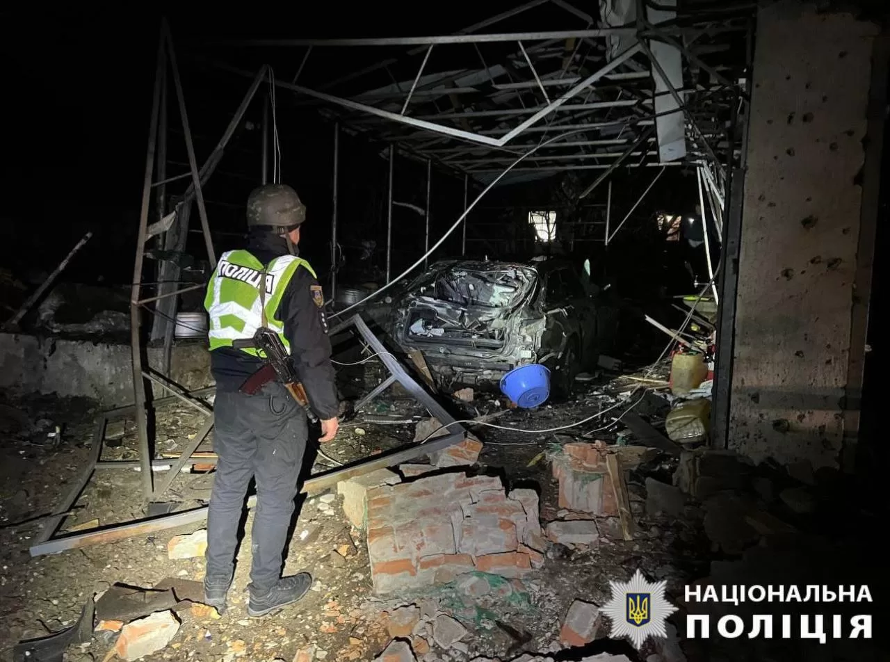 Пошкоджені будинки та автомобілі: поліцейські Київщини фіксують наслідки нічної атаки / Фото Нацполіція