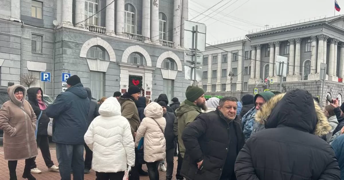 Мешканці захопленої ЗСУ Суджі вийшли на стихійний мітинг на Червону площу в Курську / Фото з соцмереж